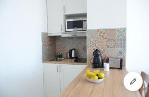 Η κουζίνα ή μικρή κουζίνα στο Bright studio apt. with sea view and pool