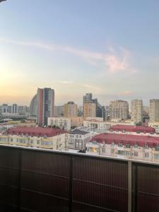 vistas al perfil urbano y edificios altos en Khatai Apartment en Bakú