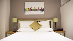 Letto o letti in una camera di Barbican Serviced Apartments