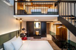 een slaapkamer op zolder met een bed en een trap bij Mister Highland Hotel in Amsterdam