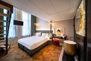 a hotel room with a bed and a mirror at Mister Highland Hotel in Amsterdam