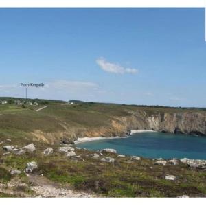 クロゾンにあるChaleureux Penty, bord de mer, Pointe de Dinanの岩山の大水