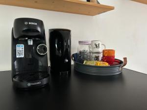 eine Kaffeemaschine auf einer Theke in der Unterkunft CHAMBRE PRIVÉE dans une maison in Argenteuil