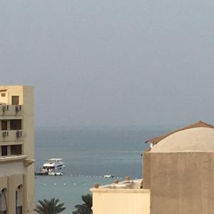 uma vista para o oceano a partir de um edifício em Villamar Sea View em Hurghada