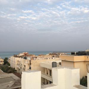 Blick auf eine Stadt mit weißen Gebäuden und das Meer in der Unterkunft Villamar Sea View in Hurghada