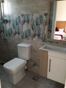 łazienka z toaletą, umywalką i łóżkiem w obiekcie Villamar Sea View w mieście Hurghada