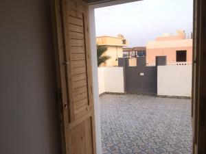 uma porta aberta com vista para um pátio em Villamar Sea View em Hurghada