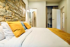 ein Schlafzimmer mit einem großen weißen Bett mit gelben Kissen in der Unterkunft Habitación Céntrica en Ferrol in Ferrol