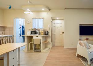 eine Küche mit Theke und Mikrowelle in der Unterkunft Habitación Céntrica en Ferrol in Ferrol