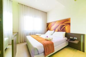 Schlafzimmer mit einem Bett mit Wandgemälde in der Unterkunft Hotel Calaluna in Musile di Piave
