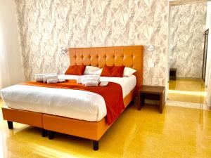 um quarto com uma cama grande num quarto em RobHouse em Passo Corese