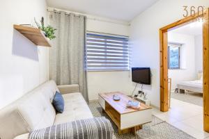 uma sala de estar com um sofá e uma mesa em Cosy & Stylish 1BR home in The Heart of Gzira by 360 Estates em Il-Gżira