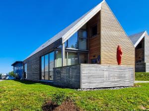 una casa de madera con un objeto rojo en la parte delantera en Feriendorf Wasserkuppe 