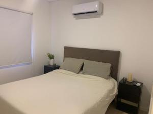 1 dormitorio con 1 cama y aire acondicionado en la pared en Altos de la Cañada en Mariano Moreno
