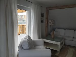 uma sala de estar com um sofá e uma mesa em Dom nad jeziorem Mikołajki em Mikolajki