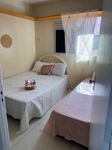 um quarto com duas camas e uma tigela de doces em MEU CANTINHO: ACONCHEGO E AMOR em Maceió