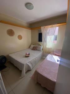 um quarto com 2 camas e uma janela em MEU CANTINHO: ACONCHEGO E AMOR em Maceió