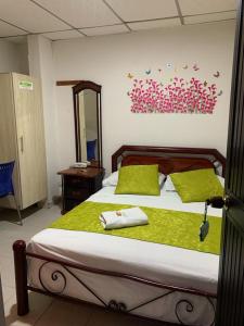 Postel nebo postele na pokoji v ubytování Hotel Mi Casita Pereira