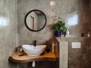 A bathroom at Steenbok farm cottages Kingfisher Cottage