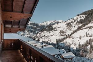 a balcony with a view of a snow covered mountain at Alpen-Nest Großarl in Grossarl