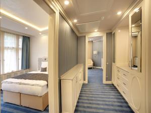 EA Hotel Atlantic Palace tesisinde bir odada yatak veya yataklar