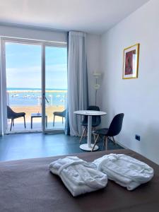 - une chambre avec un lit et une table avec vue dans l'établissement Marina Bay Beach Hotel, à Peschici