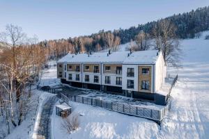 een luchtzicht op een huis in de sneeuw bij Luksusowy Apartament Enklawa pod Skrzycznem z sauną i bilardem - Dream Apart in Szczyrk