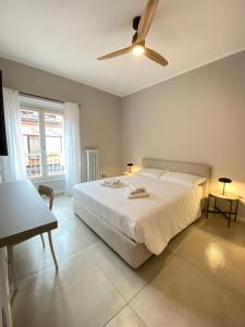 una camera con letto e ventilatore a soffitto di Dimora Castelmaraldo a Modena