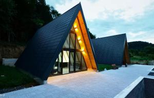 ein Haus mit einem dreieckigen Dach mit Beleuchtung in der Unterkunft UNA RESORT in Bosanska Krupa