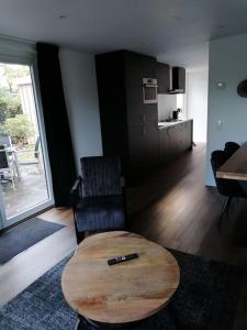 een woonkamer met een salontafel en een keuken bij Heide in Epe
