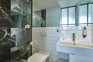 y baño con aseo, lavabo y ducha. en Stayhere Casablanca - Gauthier 3 - Urban Residence, en Casablanca
