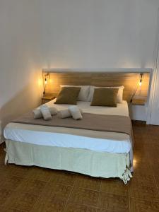 um quarto com uma cama grande e 2 almofadas em Egadi Home em Favignana