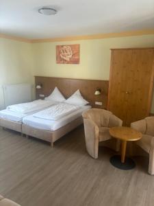 1 dormitorio con 1 cama, 1 mesa y 1 silla en Marienhof, en Bad Tölz