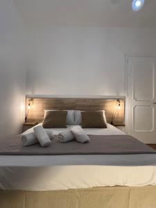 um quarto com uma cama grande e 2 almofadas em Egadi Home em Favignana