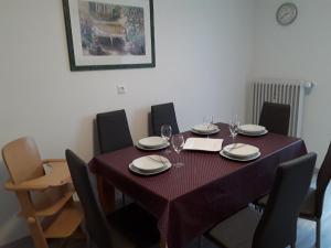 einen Esstisch mit einem roten Tischtuch in der Unterkunft Bobis Ferienwohnung in Wildpoldsried