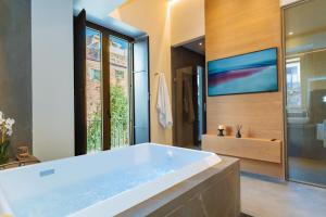 ETNEA Suite 270的一间浴室