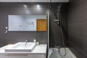 y baño con lavabo y ducha. en Apartamento Lisboa Sete Rios, en Lisboa