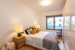 1 dormitorio con cama y ventana en Apartamento Lisboa Sete Rios, en Lisboa
