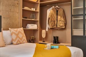 1 dormitorio con 1 cama con manta amarilla en Stayhere Casablanca - Gauthier 3 - Urban Residence, en Casablanca