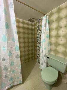 Bathroom sa Comfortable apartment very close to the airport