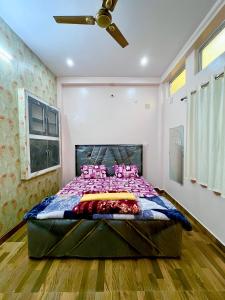 Postel nebo postele na pokoji v ubytování Trilok Residency - Dashashwamedh Varanasi