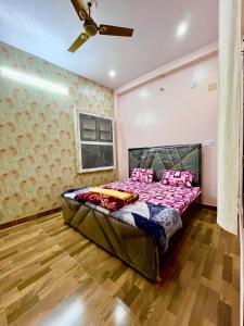 Postel nebo postele na pokoji v ubytování Trilok Residency - Dashashwamedh Varanasi