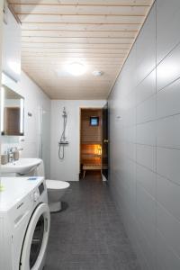 een badkamer met een wasmachine en droger. bij Lumiapartment1 in Rovaniemi