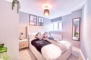 a bedroom with a bed with a purple wall at Deluxe Gem of Bath - Football Table - Sleeps 10 in Bath