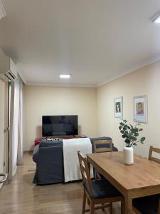 1 dormitorio con 1 cama y 1 mesa con comedor en Apartamento en Plaza del Charco, en Puerto de la Cruz