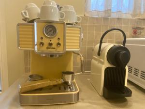 uma máquina de café sentada em cima de um balcão de cozinha em Habitación Céntrica en Ferrol em Ferrol