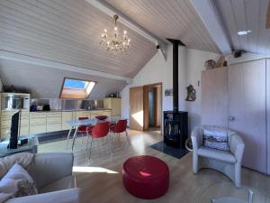 uma cozinha e sala de estar com um sofá e uma mesa em Chalet Tilia Penthouse em Wengen