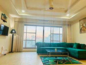 Area tempat duduk di Executive one bedroom apartment in bahria hieghts