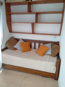 una cama con almohadas en una habitación en Brisa de Mar., en La Pedrera