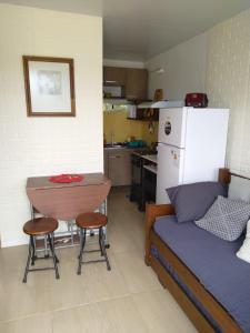 Il comprend une petite cuisine avec un canapé, une table et un réfrigérateur. dans l'établissement Brisa de Mar., à La Pedrera